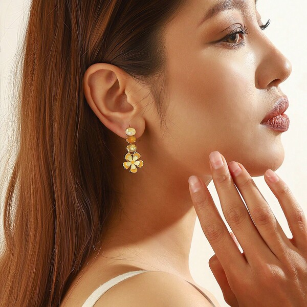 一对复古珐琅五瓣层叠花朵及闪亮立方氧化锆吊坠耳环，手工制作，适合女性日常、休闲或派对佩戴，亦可作为礼物赠送。形状、颜色和花朵图案位置可能略有不同。