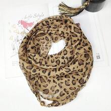 Women's Leopard Print Chiffon Scarf With Pendant, Lazy Neck Scarf Necklace, Lightweight Versatile Fashion Neck Wrap, Chic Small Square Scarf For Daily Wear & Neck Protection - 磁扣豹紋白底黑點 - 查看 4