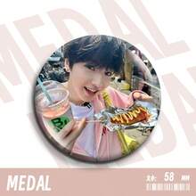 Pină KPOP Friendfriend Perspective Series SAKUYA - Fabricată din materiale de înaltă calitate atent selectate și măiestrie rafinată, este perfectă pentru decorarea genților, pălăriilor, hainelor și încălțămintei pentru a adăuga un farmec unic stilului tău! - Multicolor - Vizualizare 10