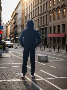 两件套时尚优雅简约圆领卫衣套装，适合秋冬季节穿着。加厚抓绒面料，低弹力，无弹力设计。圆领上衣搭配抽绳长裤，时尚巴黎印花图案，适合休闲、运动和居家日常穿着。 - 黑色 - 查看 2