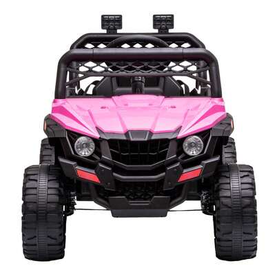 Este coche eléctrico infantil está equipado con un control remoto de 2.4G, maletero eléctrico de 12 V, suspensión de resortes, cerraduras, luces LED y música. Es apto para niños a partir de 3 años.