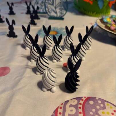 1个旋转兔子复活节彩蛋 | 随机颜色搭配，办公桌指尖玩具和装饰品，理想的节日礼物，由混合颜色塑料制成