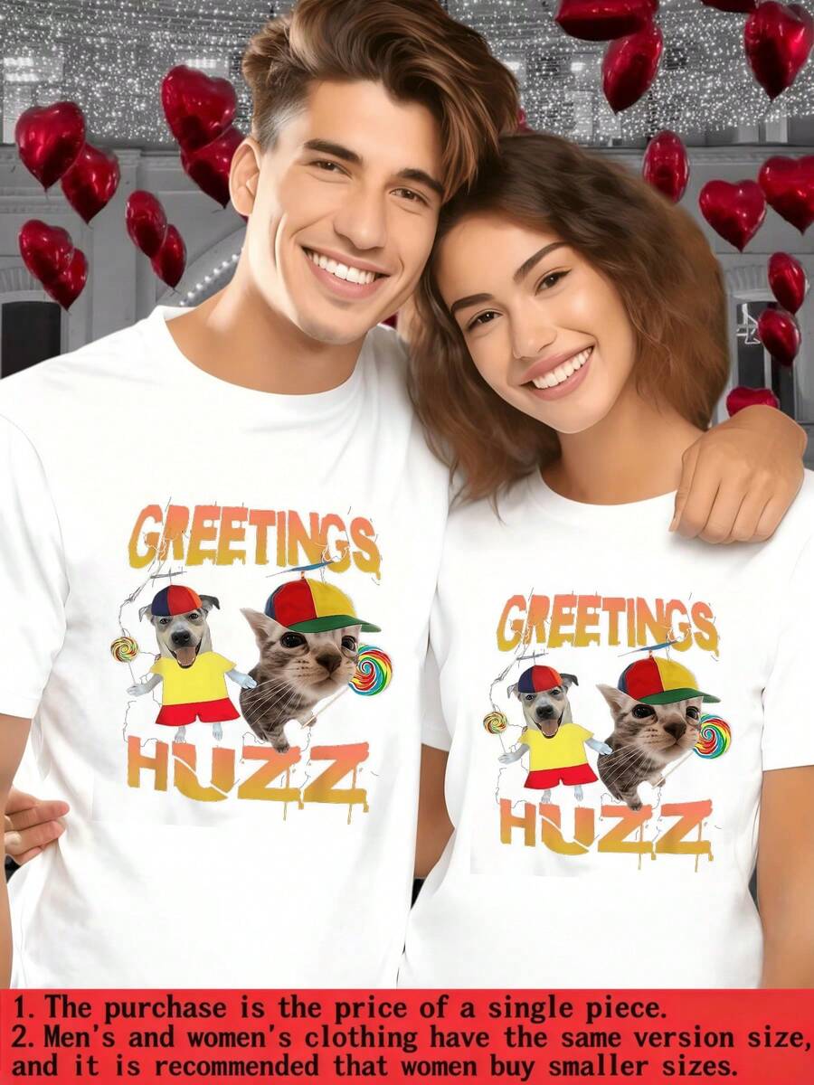 Gato con gorra colorida sosteniendo piruleta que muestra diversión juvenil y ternura en pareja perfecta para expresar alegría combinada con letras artísticas saludando en tono amistoso camiseta de mujer 100% algodón 220g - Blanco - Ver 1