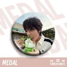 Pină KPOP Friendfriend Perspective Series SAKUYA - Fabricată din materiale de înaltă calitate atent selectate și măiestrie rafinată, este perfectă pentru decorarea genților, pălăriilor, hainelor și încălțămintei pentru a adăuga un farmec unic stilului tău! - Multicolor - Vizualizare 7