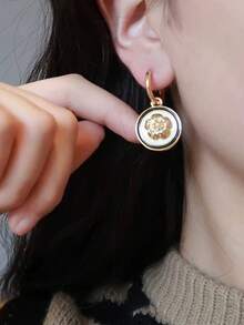 一对优雅的法式复古花卉几何图案吊坠耳环，尽显奢华高端质感，适合女性日常、通勤、节日、派对等场合佩戴。