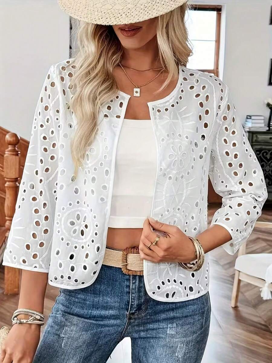 Jaqueta casual leve e versátil, com bordado vazado em cor sólida, ideal para uso diário, férias e primavera. Cor branca. - Branco - Ver 1