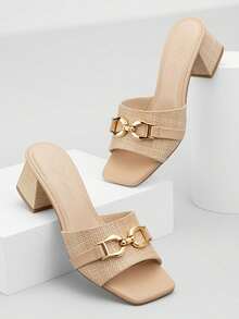 Athlefit Sandalias de tacón grueso de rafia para mujer con punta cuadrada, tipo chanclas, para verano y vacaciones en la playa, con detalle de cadena metálica - Rafia natural - Ver 1