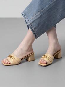 Athlefit Sandalias de tacón grueso de rafia para mujer con punta cuadrada, tipo chanclas, para verano y vacaciones en la playa, con detalle de cadena metálica - Rafia natural - Ver 4