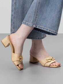 Athlefit Sandalias de tacón grueso de rafia para mujer con punta cuadrada, tipo chanclas, para verano y vacaciones en la playa, con detalle de cadena metálica - Rafia natural - Ver 2