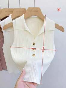 一件女士法式金色纽扣 Polo 领针织无袖短款吊带背心，可单穿或作为内搭。