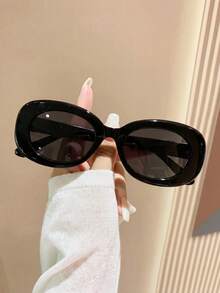 زوج نظارات شمسية بيضاوية عتيقة، مناسبة لمهرجانات الموسيقى والشواطئ والمناسبات الأخرى، مثالية لنظارات شمس النساء، نظارات شمس عصرية وكاجوال، يمكن تنسيقها مع الجوارب الصوفية والجينز وبنطلونات السويت وهوديز والسترات والفساتين والقمصان ذات الأكمام الطويلة، أنيقة ومتعددة الاستخدامات، مناسبة للرحلات العائلية والسفر والعطلات الصيفية على الشاطئ والأنشطة الخارجية وما إلى ذلك. - الأسود - مشاهدة 2