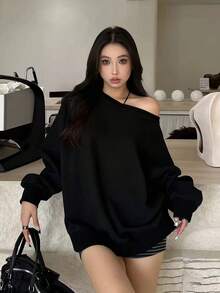 女士黑色简约纯色性感不对称露肩圆领宽松长袖卫衣，可爱优雅，适合休闲、学生、街头、日常、派对、圣诞节、新年等场合。