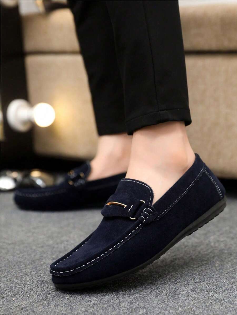 Mocasines de suela blanda de lujo, con tela de ante y decoración de hebilla de metal, costura fina, adecuados para múltiples ocasiones durante todo el año - Azul Marino - Ver 1