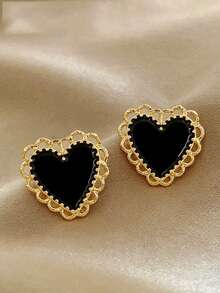 1对时尚简约心形耳钉，适合少女日常及节日佩戴