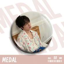 Pină KPOP Friendfriend Perspective Series SAKUYA - Fabricată din materiale de înaltă calitate atent selectate și măiestrie rafinată, este perfectă pentru decorarea genților, pălăriilor, hainelor și încălțămintei pentru a adăuga un farmec unic stilului tău! - Multicolor - Vizualizare 8