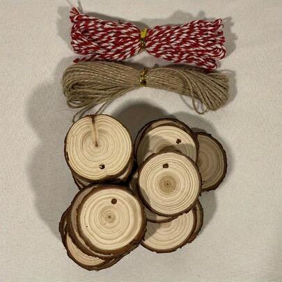 25/50 piezas de rebanadas de madera natural con agujeros, con un tamaño de 3,99-5,0 cm, vienen con cuerdas. Perfectas para la decoración del hogar, adornos, posavasos, manualidades y proyectos artísticos, adecuadas para fiestas como cumpleaños, bodas, Pascua