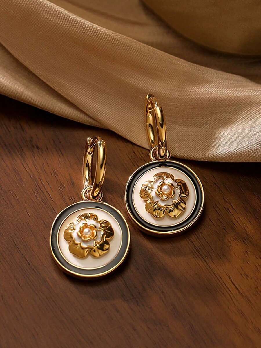 一对优雅的法式复古花卉几何图案吊坠耳环，尽显奢华高端质感，适合女性日常、通勤、节日、派对等场合佩戴。