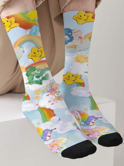  1 par de calcetines personalizados de la Osa del Amor de CARE BEARS para mujer, con estampado digital 360 de osos felices, osos deseosos, osos con forma de corazón, ángeles y osos irritables, de estilo fashionable y sencillo, adecuados para uso diario y como regalo de cumpleaños o graduación para parejas