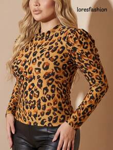 Blusa para mujer con estampado animal print moderno y llamativo, diseño de manga larga con cuello redondo clásico que aporta equilibrio y versatilidad al look, ideal para mujeres jóvenes y señoras que disfrutan vestir con estilo; confeccionada en licra stretch de alta calidad, suave, cómoda y elástica, que se adapta perfectamente al cuerpo y realza la figura sin limitar el movimiento; detalles plisados en los hombros que aportan un toque elegante y estructurado, dando volumen sutil que estiliza la parte superior del cuerpo; prenda ideal para usar durante el otoño, invierno o entretiempo, perfecta para crear looks urbanos, casuales o sofisticados combinándola con jeans, pantalones entallados o faldas; una blusa versátil que no puede faltar en el guardarropa de quienes buscan moda femenina, moderna y con actitud, fácil de llevar en el día a día o en eventos informales con un toque chic - Marrón Mocha - Ver 5