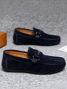 Mocasines de suela blanda de lujo, con tela de ante y decoración de hebilla de metal, costura fina, adecuados para múltiples ocasiones durante todo el año - Azul Marino - Ver 7