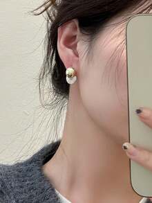 一对简约的欧美风格几何时尚金属撞色耳环，质感高端，佩戴方式多样，尽显奢华优雅。 - 金色+銀色 - 查看 5