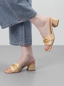 Athlefit Sandalias de tacón grueso de rafia para mujer con punta cuadrada, tipo chanclas, para verano y vacaciones en la playa, con detalle de cadena metálica - Rafia natural - Ver 6