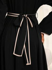 女士新款春夏杏色与黑色撞色V领连衣裙 – 不规则下摆、撞色腰带、A字长袍廓形、插肩袖设计、显瘦剪裁，休闲度假风与高端优雅风格