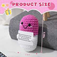 这款手工编织的毛绒娃娃摆件，上面写着充满正能量的鼓励话语，可以作为小礼物送给亲朋好友。可爱的针织玩具非常适合摆放在客厅或书桌上，既可作为生日礼物，也可作为房间装饰摆件。精美的娃娃设计和鼓励的话语，温暖又甜蜜！这些可爱的娃娃将永远是你的朋友，它们会让你感到放松和快乐！ - 彩色 - 查看 6