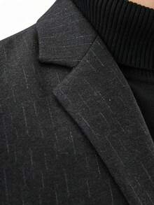 男士修身条纹商务夹克，翻领双扣设计，修身剪裁，适合办公室会议、日常通勤，是提升精致商务休闲装扮的必备单品。 - 黑色 - 查看 2