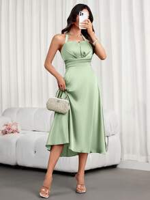 女士春夏时尚优雅纯色缎面连衣裙 – 方领、细肩带、不对称胸线设计、收腰、A字裙摆，是新年庆祝活动、浪漫约会和派对的理想之选