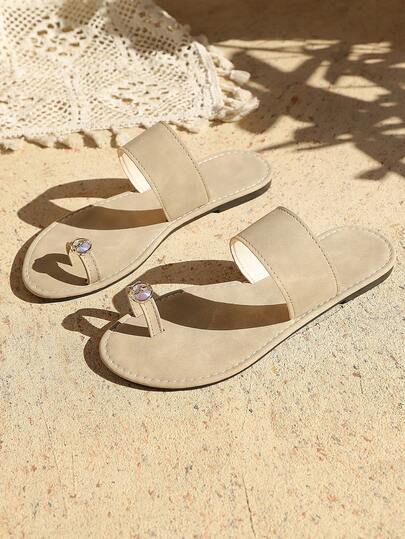 2026新款女士杏色仿麂皮平底凉鞋，简约宽带金属装饰人字拖，百搭夏季沙滩度假鞋