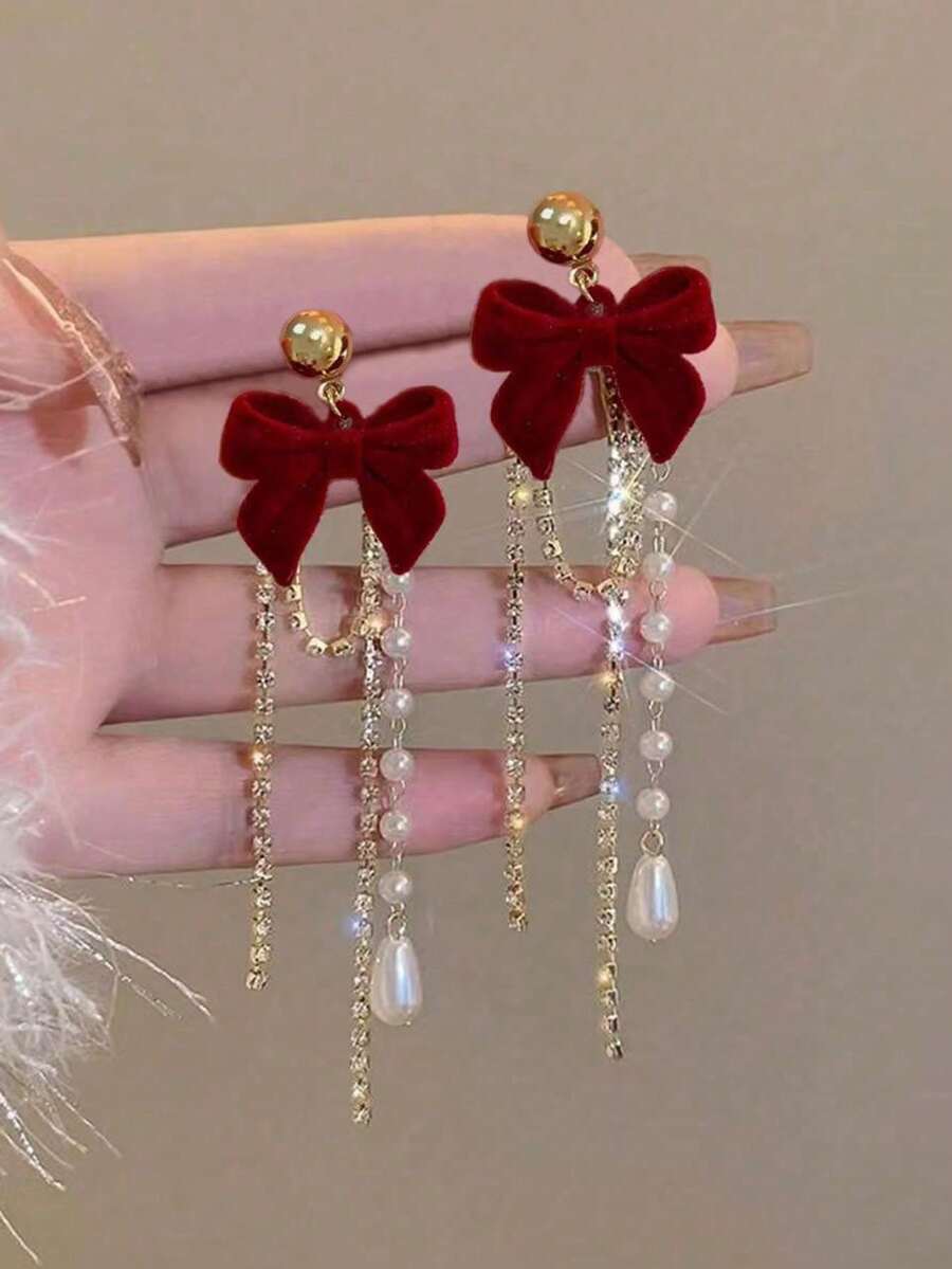 一对优雅的毛绒蝴蝶结和蓬松球形耳环，百搭款式，适合女性佩戴，可用于派对、婚礼、日常佩戴和节日等场合。