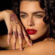 两张棕色曼海蒂临时纹身贴纸 - 精致的莲花和曼陀罗图案，海娜风格装饰贴纸。易于粘贴和去除，防水持久。非常适合派对、节日和日常穿搭，精致细节打造时尚身体装饰。 - 棕色 - 查看 3