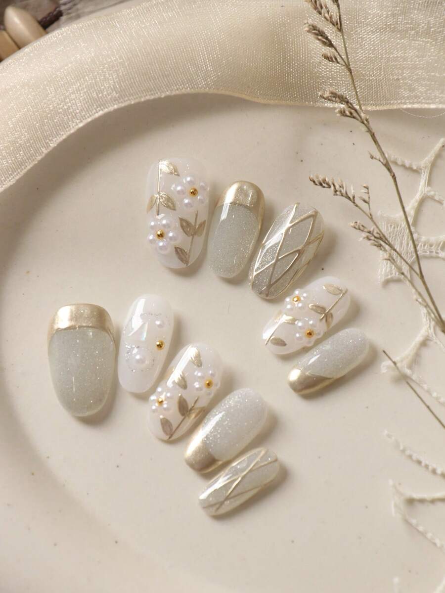 10片装亚克力美甲贴片，白色猫眼金色法式珍珠花朵图案，短款办公日常佩戴，套装包含1张粘性贴片和1个迷你指甲锉。