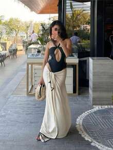 Bộ áo tắm croptop không tay dây mảnh thời trang này có thiết kế hở lưng và xẻ cao, với độ co giãn vừa phải, được thiết kế đặc biệt dành cho phái nữ. Thích hợp cho kỳ nghỉ biển. - màu đen - Xem 2