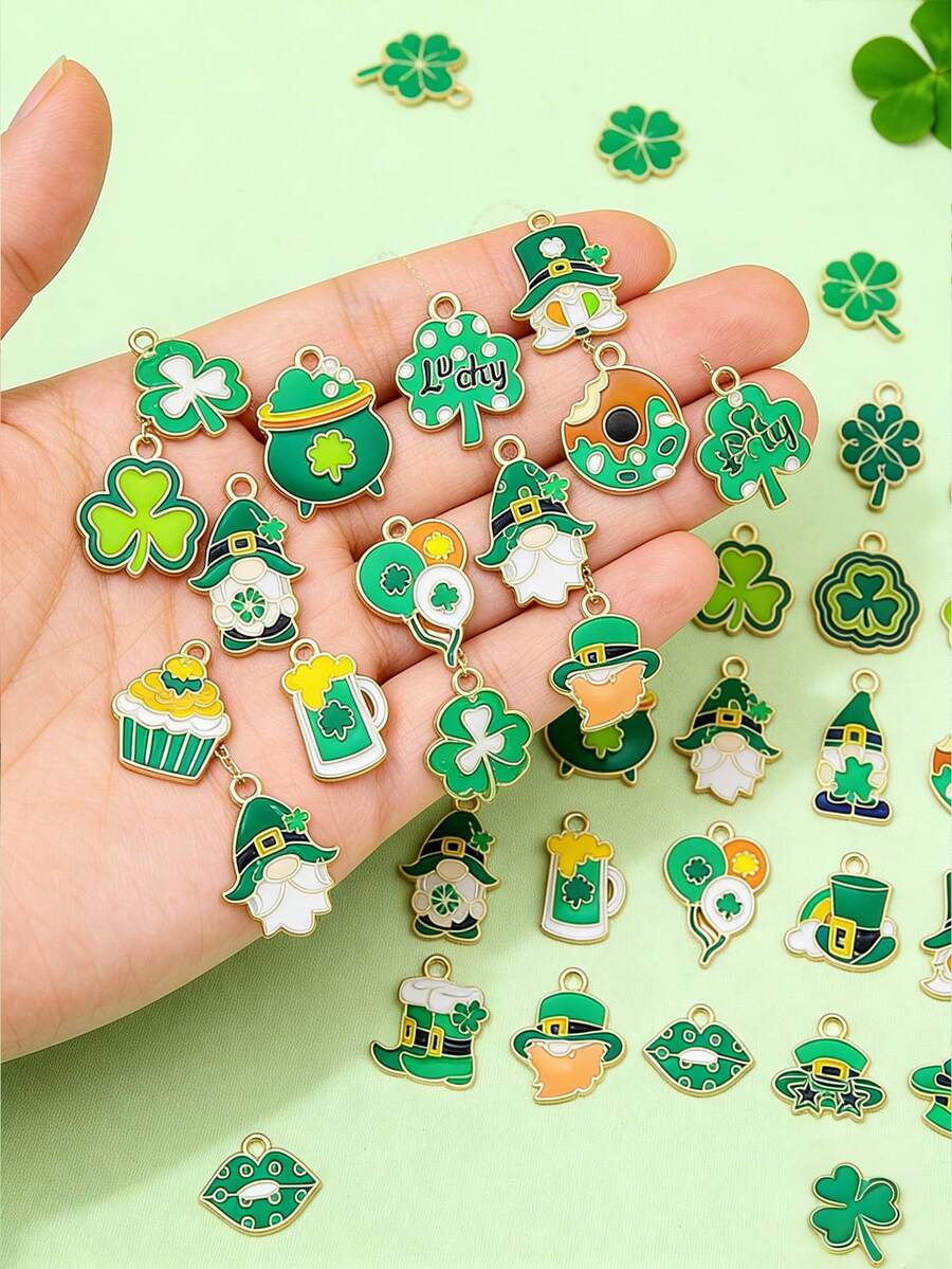 30 piezas Día de San Patricio DIY Verde Esmalte y Aleación Dorada Trébol de Cuatro Hojas Colgante de Dibujos Animados Joyería Haciendo Regalo Festivo (Estilos Aleatorios)