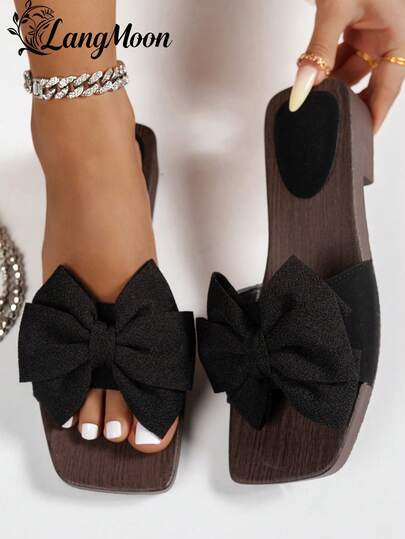 Dép thời trang nữ LangMoon 2026 mới, với phần trên màu be mềm mại cùng các chi tiết khoét rỗng độc đáo, tạo nên kiểu dáng đế dày cổ điển thoải mái. Phối màu tối giản toát lên vẻ giản dị và thời trang, phù hợp cho đi làm, mua sắm, du lịch, đi biển, hẹn hò và các dịp hàng ngày khác, hoàn hảo cho những chuyến đi chơi mùa xuân và mùa hè cũng như những ngày cuối tuần.