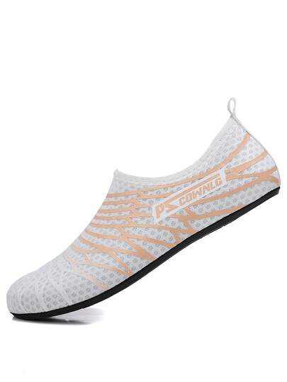 新款男士及青少年潜水鞋，速干赤足水鞋，是沙滩游泳、冲浪和潜水的理想之选。鞋底采用优质橡胶制成，鞋面采用透气面料，穿着舒适休闲。