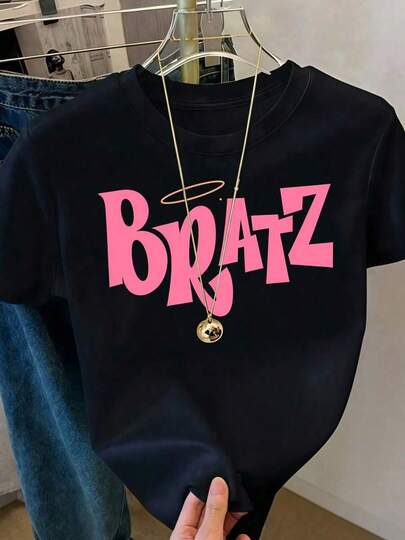 Camiseta de cuello redondo y mangas cortas de ropa fashion, fabricada en México, para la temporada -verano 2025. Con estampado de dibujos animados, es un modelo de pareja, apta para usar tanto por dentro como por fuera, ideal para oficina y estilo casual, diseñada para hombres y mujeres, en unidad individual.