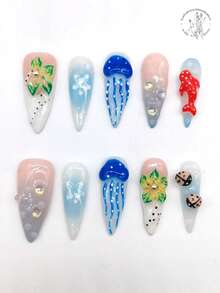 10片纯手工按压式美甲片，33mm长，纤细高跟款式，粉色、米色、蓝色渐变、蓝色凸起水母造型、立体凸起黄色花朵绿色图案、凸起红色鲸鱼、凸起瓢虫造型。可爱个性化美甲片，尖头设计。适合日常休闲度假、宴会、派对、演出等各种场合。美甲用品，手工按压式美甲片。 - 彩色 - 查看 2