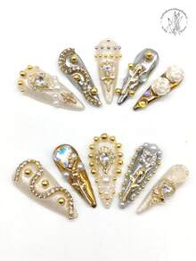 10片纯手工压制美甲片，33毫米长，纤细高跟款式，金色美甲片，白色亮片装饰美甲片，银色美甲片，金色玫瑰饰品，金色小圆球装饰，金色钻石饰品，立体花朵饰品。可爱个性化美甲片，尖头款式。适合日常休闲度假、宴会、派对、演出等各种场合。 - 彩色 - 查看 1