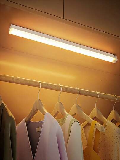 1个可充电智能无线LED夜灯，采用磁条设计，适用于衣柜、橱柜、卧室和走廊。