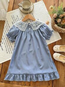 女童蓝色蕾丝连衣裙，法式领，泡泡袖，荷叶边下摆，公主风，面料柔软透气，宽松版型，时尚甜美，适合夏季穿着 - 霧霾藍 - 查看 2