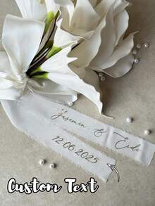 Dây ruy băng satin bó hoa cưới cá nhân hóa theo yêu cầu - Họa tiết hoa jacquard với tên và ngày tháng tùy chỉnh, tên tùy chỉnh - Băng đô cô dâu bằng polyester trắng thanh lịch với ruy băng satin in tên, khăn voan cô dâu, phụ kiện cưới, đồ dùng cho phù dâu - Nhiều màu - Xem 3