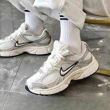 Nike 女士 V5 RNR 复古厚底运动鞋，休闲运动鞋 - 白色/銀色/杏色 - 查看 1