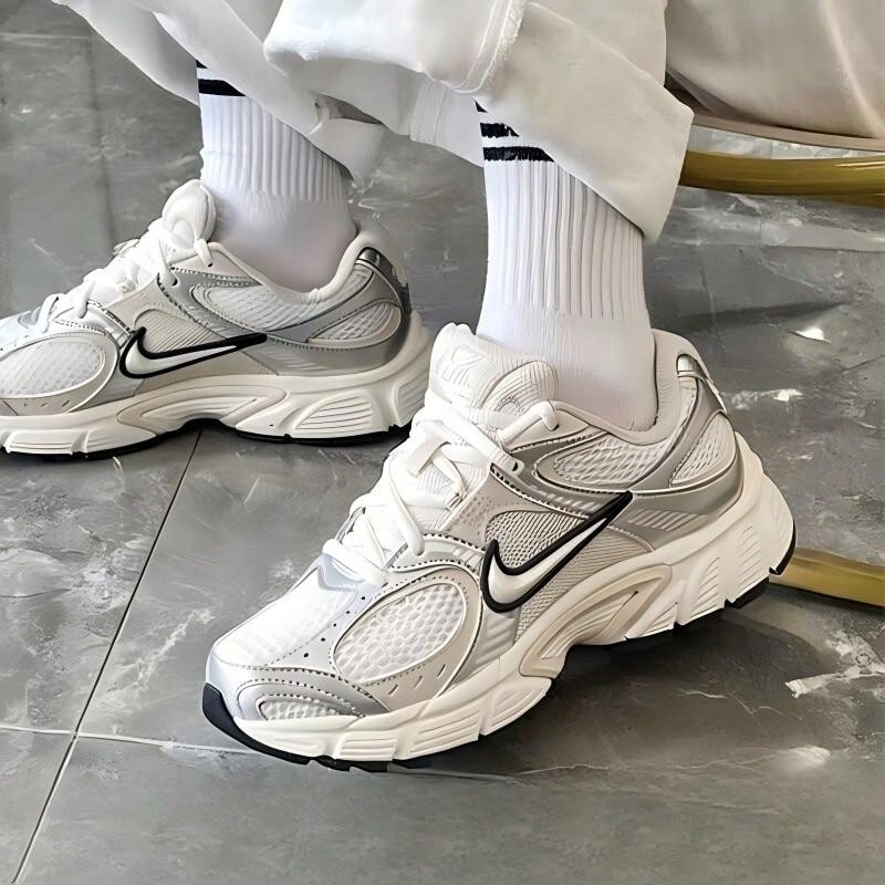 Nike 女士 V5 RNR 复古厚底运动鞋，休闲运动鞋 - 白色/銀色/杏色 - 查看 1