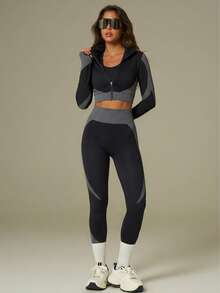 UONNOU 两件套女士运动服套装，长袖上衣和塑身裤，女士户外休闲服，运动服，塑身服，紧身衣，夹克款式，机车风格，立领，全开拉链，运动拇指孔设计，超短紧身上衣，提臀，收腰收腹，修饰腿型，让您看起来更苗条，运动紧身裤，高弹塑形，罗纹无缝针织柔软面料，适合运动和户外活动、瑜伽、健身、跑步、休闲日常、通勤、聚会和节日等，时尚运动户外套装，适合所有季节，秋冬春秋皆宜。 - 黑與白 - 查看 6