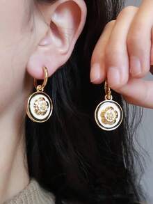 一对优雅的法式复古花卉几何图案吊坠耳环，尽显奢华高端质感，适合女性日常、通勤、节日、派对等场合佩戴。