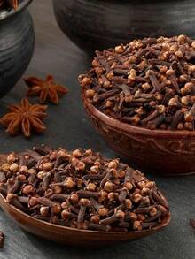 50/120克，丁香，具有浓郁的花香、温暖的辛香和木质香调，散发着温暖而浓郁的香气，令人舒缓平静。其芳香成分有助于平静心绪，迅速营造出一种内省而宁静的氛围，促进放松。 - 丁香 - 查看 4