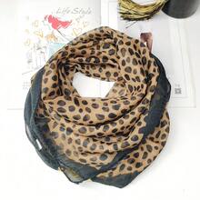 Women's Leopard Print Chiffon Scarf With Pendant, Lazy Neck Scarf Necklace, Lightweight Versatile Fashion Neck Wrap, Chic Small Square Scarf For Daily Wear & Neck Protection - 磁扣豹紋白底黑點 - 查看 3
